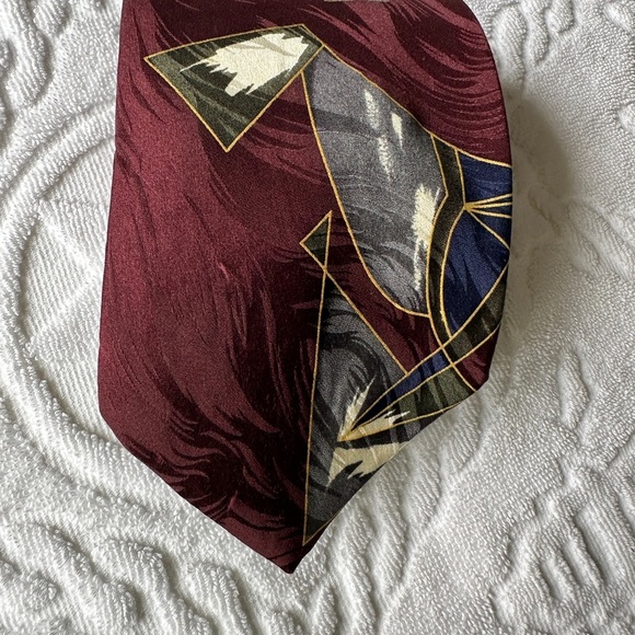 Men’s Elegant Burgundy and Silver Geometric Tie - Picture 2 of 7